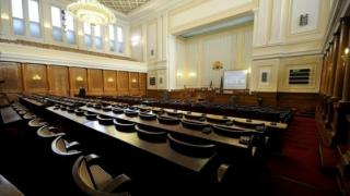 Със заявления за отказ от депутатство партиите си пренареждат парламентарните групи