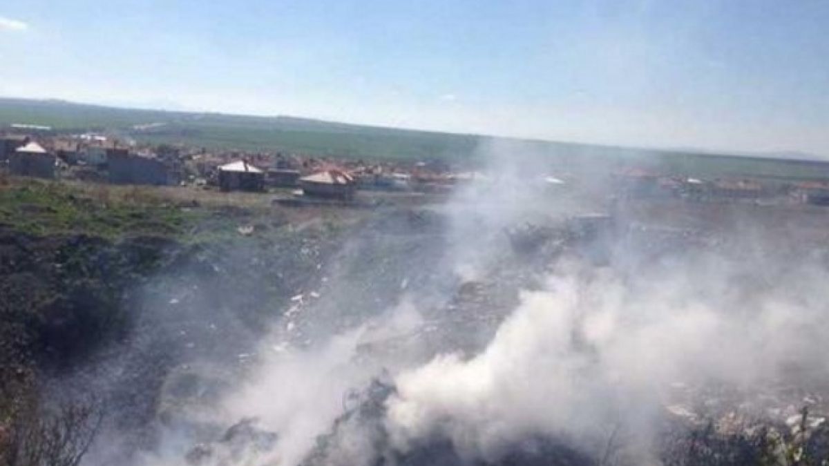 Бунище се подпали край тузарските къщи в баровския квартал Ветрен в Бургас 