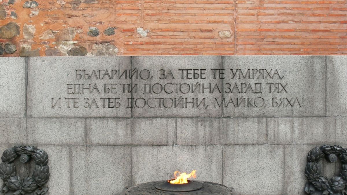 Кореспондент на ТАСС засне как българин се гаври с паметника на незнайния воин и попита - това ли ви е благодарността?