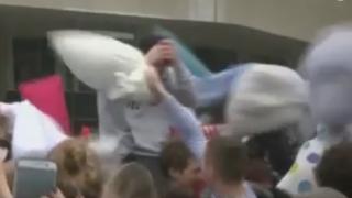 Стотици се биха с възглавници в Канада (ВИДЕО)