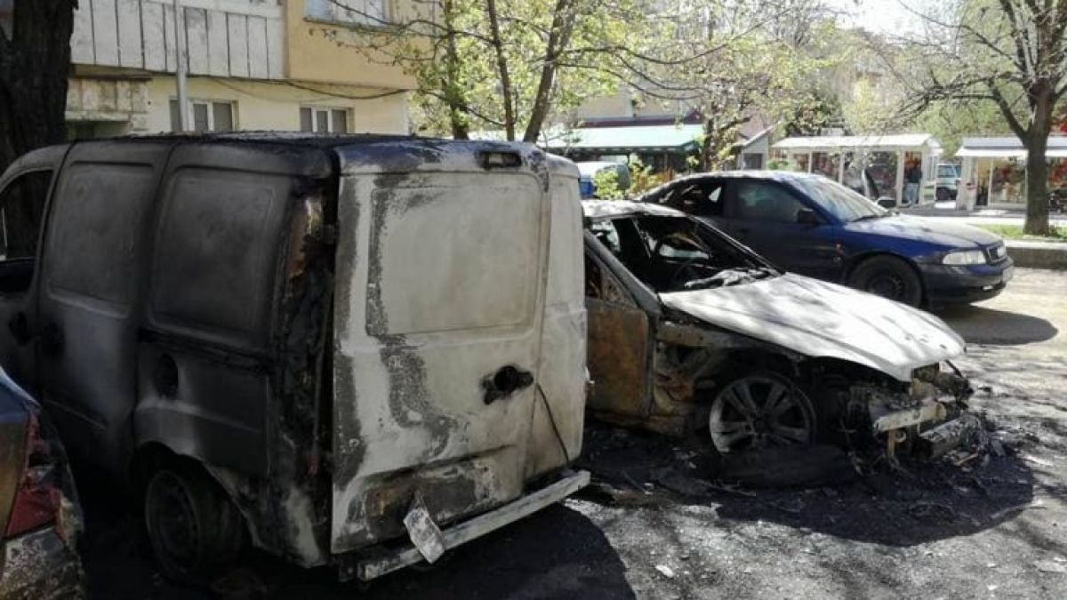 Запалиха мерцедеса на шефа на КАТ в Ловеч (СНИМКИ)