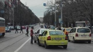 Сигнал до БЛИЦ! Такси помете лек автомобил край театър "София" (СНИМКИ)