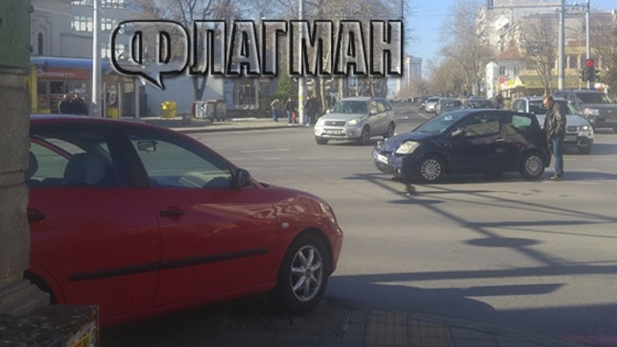 Ситроен качи Сеат на тротоара след зрелищен сблъсък в Бургас (СНИМКИ)