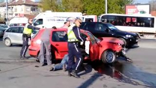 Зрелище! Катаджия бута смачкан голф (ВИДЕО)