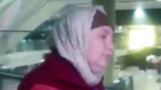 Майката на терориста Акбаржон Джалилов пристигна в Петербург, не проронва нито дума (ВИДЕО)