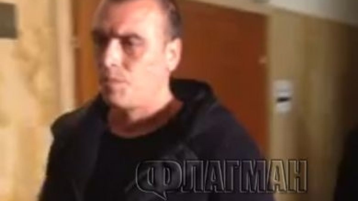 Батката Ангел Радичев поиска прошка, целува ръка на автобусния шофьор