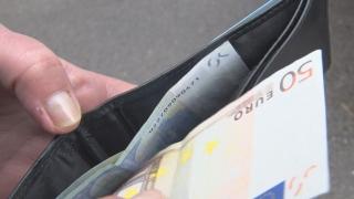 Ученик намери пълен портфейл с пари, върна го