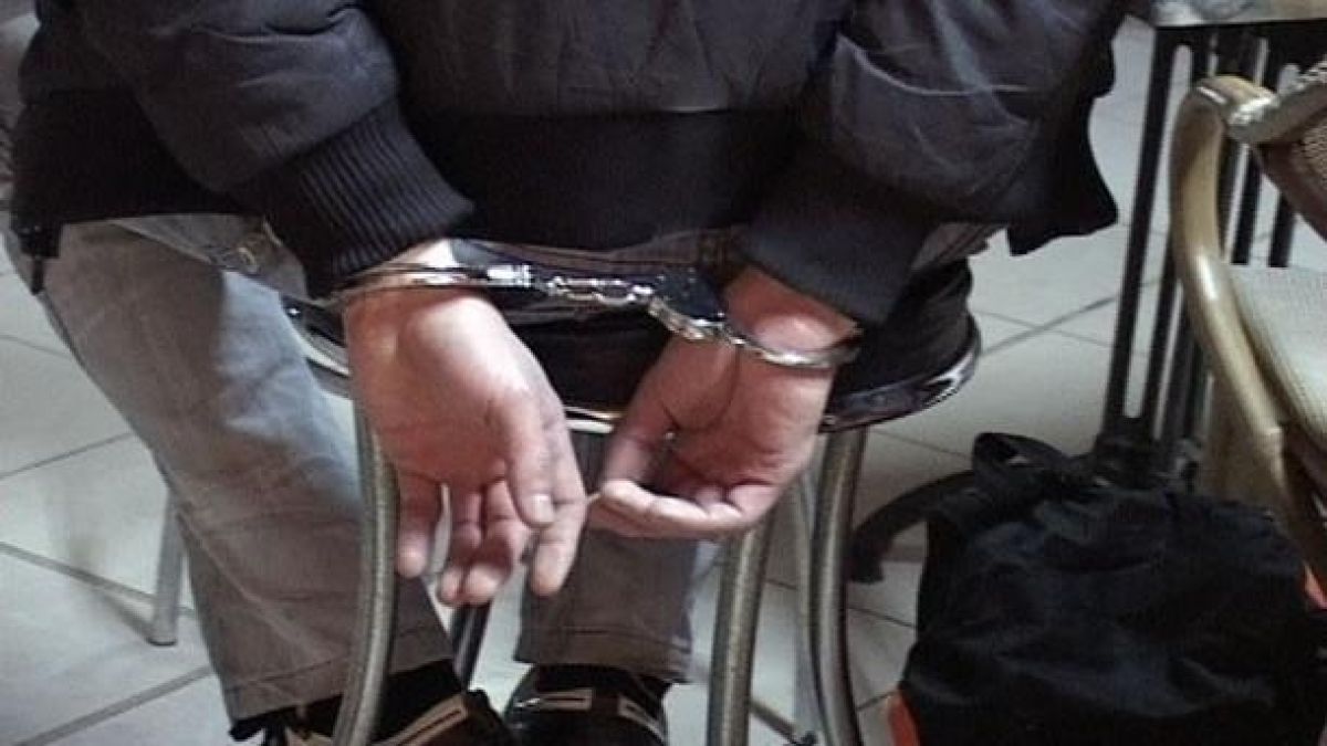 Екшън в Бургас: Бандит опря пистолет в гърдите на доставчик и се барикадира