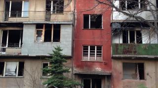 Паника в мрежата: Това е блокът на ужасите в София, може да се срути всеки момент (СНИМКИ)