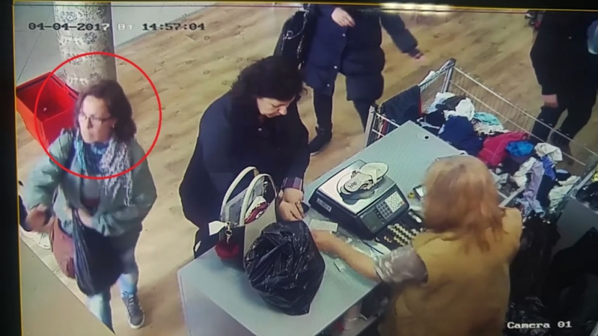 Коя е? Червенокоса дама върши големи бели в Бургас (ВИДЕО)