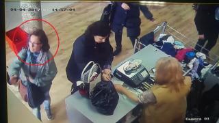 Коя е? Червенокоса дама върши големи бели в Бургас (ВИДЕО)