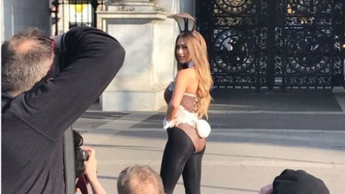 Модел на Playboy стана великденско зайче и показа шоколадови прелести по улиците на Лондон (ВИДЕО 18+)