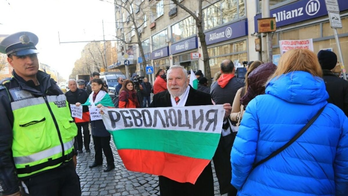 Гневът расте! Десетки граждани с бурни скандирания пред сградата на КЕВР, развяват трибагреник с надпис "революция" (СНИМКИ)