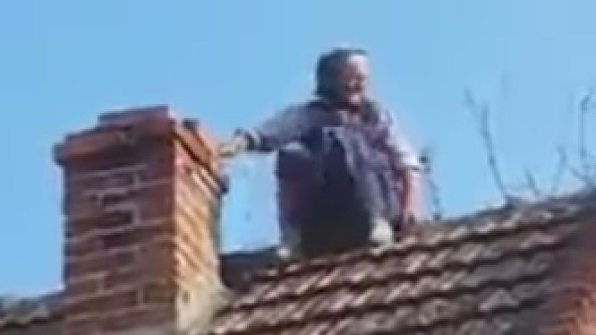 71-годишната Вера се превърна в сензация! ВИДЕО показа какво прави бабката на покрива