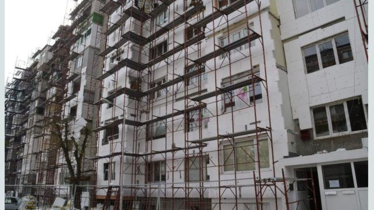 Такава дивотия може да се види само в БГ - свалят изолацията на саниран блок (СНИМКА)  