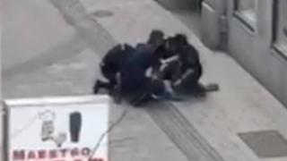 ЕКСКЛУЗИВНО! Ето как задържат мъж с арабска външност от Стокхолм (СНИМКИ/ВИДЕО)
