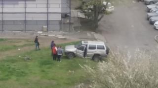 Пишман шофьор реши, че джипа му е вседеход, но съдбата си знае работта (ВИДЕО)