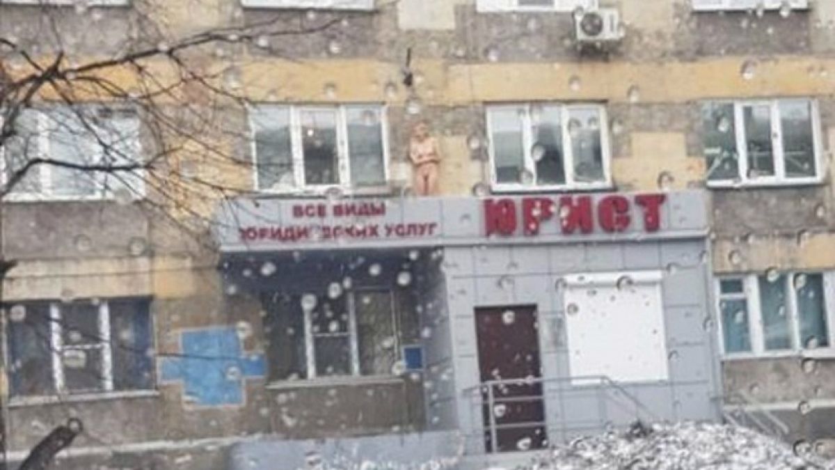 Чисто гола стоя часове на козирка в центъра на Новокузнецк (СНИМКА 18+)