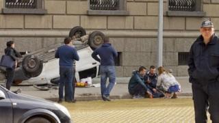 Зрелищна катастрофа на жълтите павета в София, кола навири колелета (СНИМКИ)