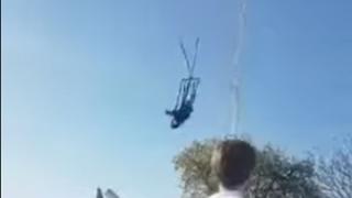Смразяващо ВИДЕО! Момиче едва не падна от въртележката "Адреналин"