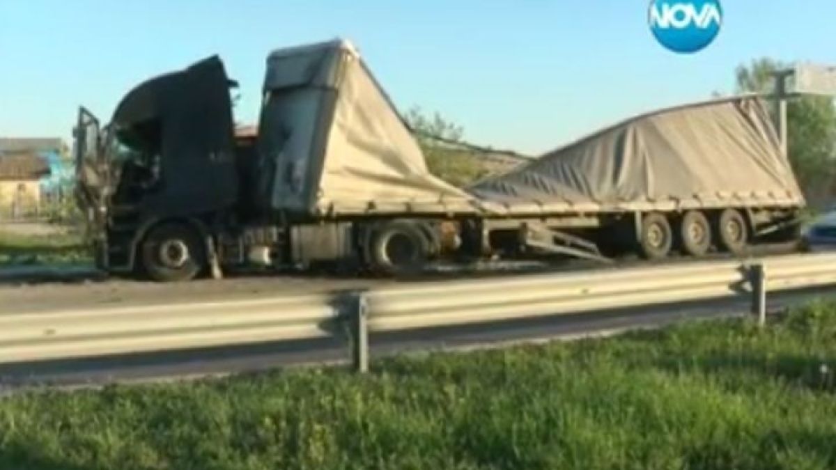 Тежък инцидент: Пълен със стъкла ТИР помете стълб и падна в крайпътна канавка (ВИДЕО)