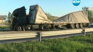 Тежък инцидент: Пълен със стъкла ТИР помете стълб и падна в крайпътна канавка (ВИДЕО)