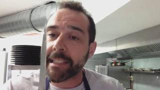 Гневен готвач заплаши да "пререже гърлото" на недоволен клиент (ВИДЕО)