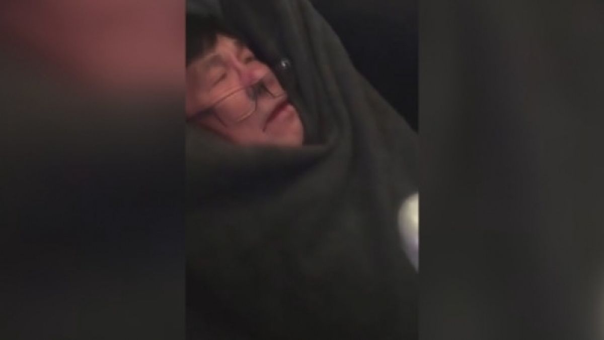 Авиокомпания United Airlines се извини за брутално влачения пътник, но акциите ѝ се сринаха