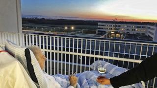 Цигара, вино и слънчев залез - болница изпълни последното желание на умиращ пациент (СНИМКА)