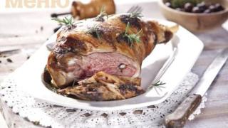Ах, че вкусно и сочно! Това бавно печено агнешко бутче е просто разкошно!
