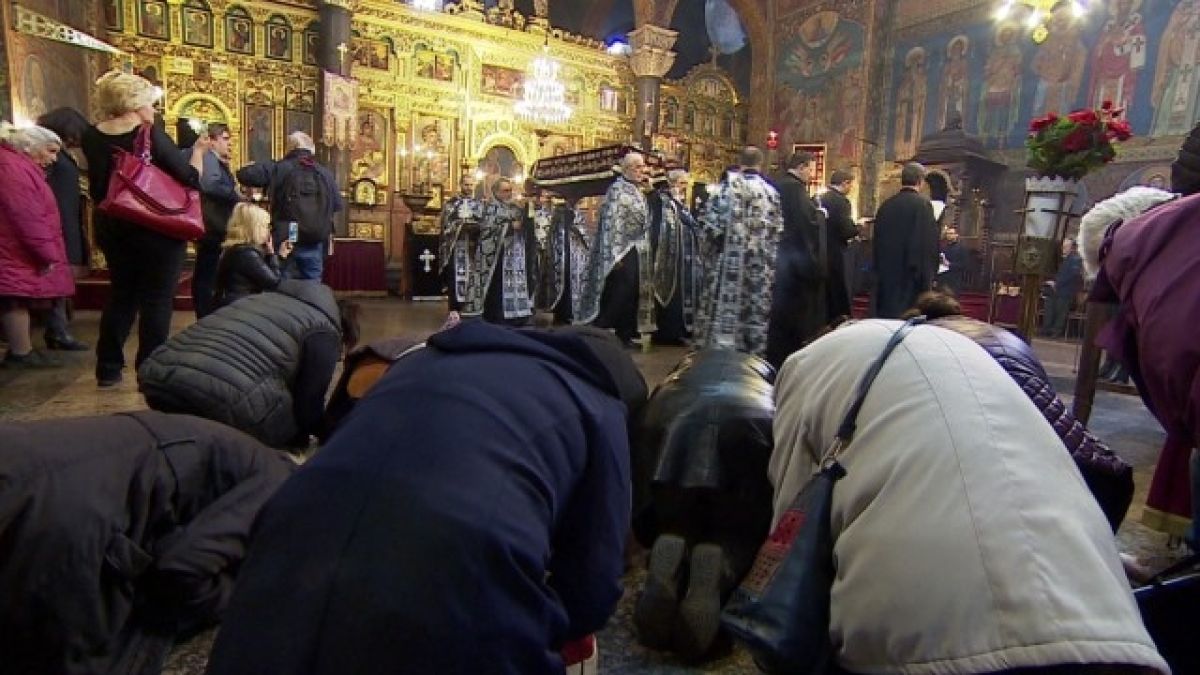Хиляди минаха под плащаницата на Разпети петък