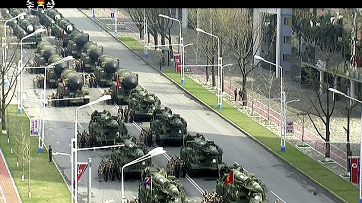 Пхенян извади ракетите и се закани да нанесе удар със "справедливо ядрено оръжие" (СНИМКИ) 