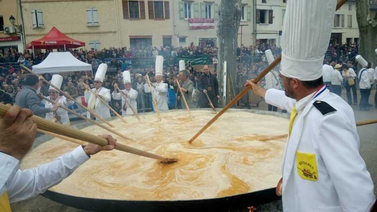 Правят гигантски омлет във Франция за Великден (СНИМКИ)