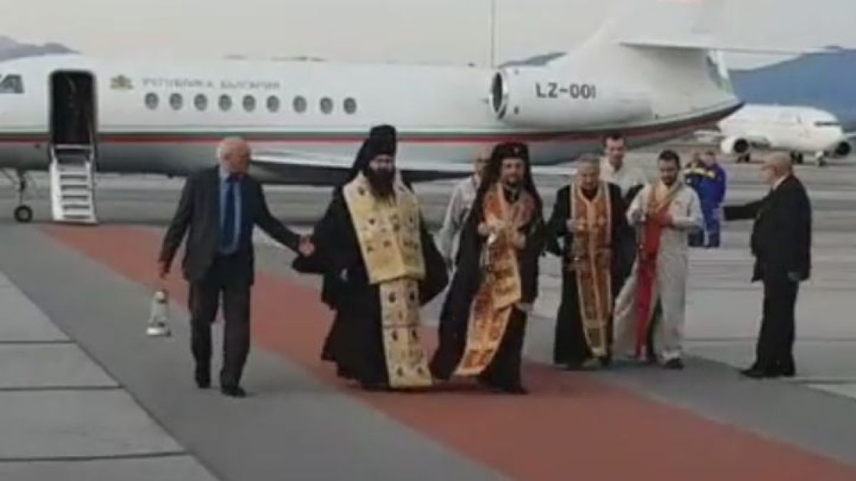 Чудото се случи: Благодатният огън пристигна в България (ВИДЕО)