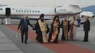Чудото се случи: Благодатният огън пристигна в България (ВИДЕО)