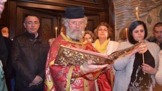 Отец Петър Герена с разтърсващи думи: Наоколо са войни, пожарите са на прага на Отечеството! Благодаря, че сте в храма, а не пиете в Гърция!