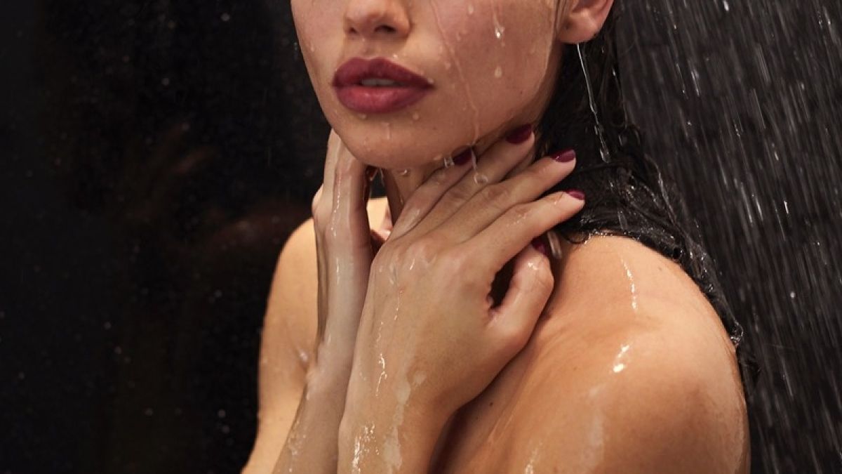 Еротично великденско ВИДЕО 18+ с Адриана Лима възмути християните по цял свят 