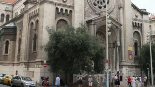 Паника в Ница! Агресивен мъж нахлу в църква с викове: Ще избия всички!