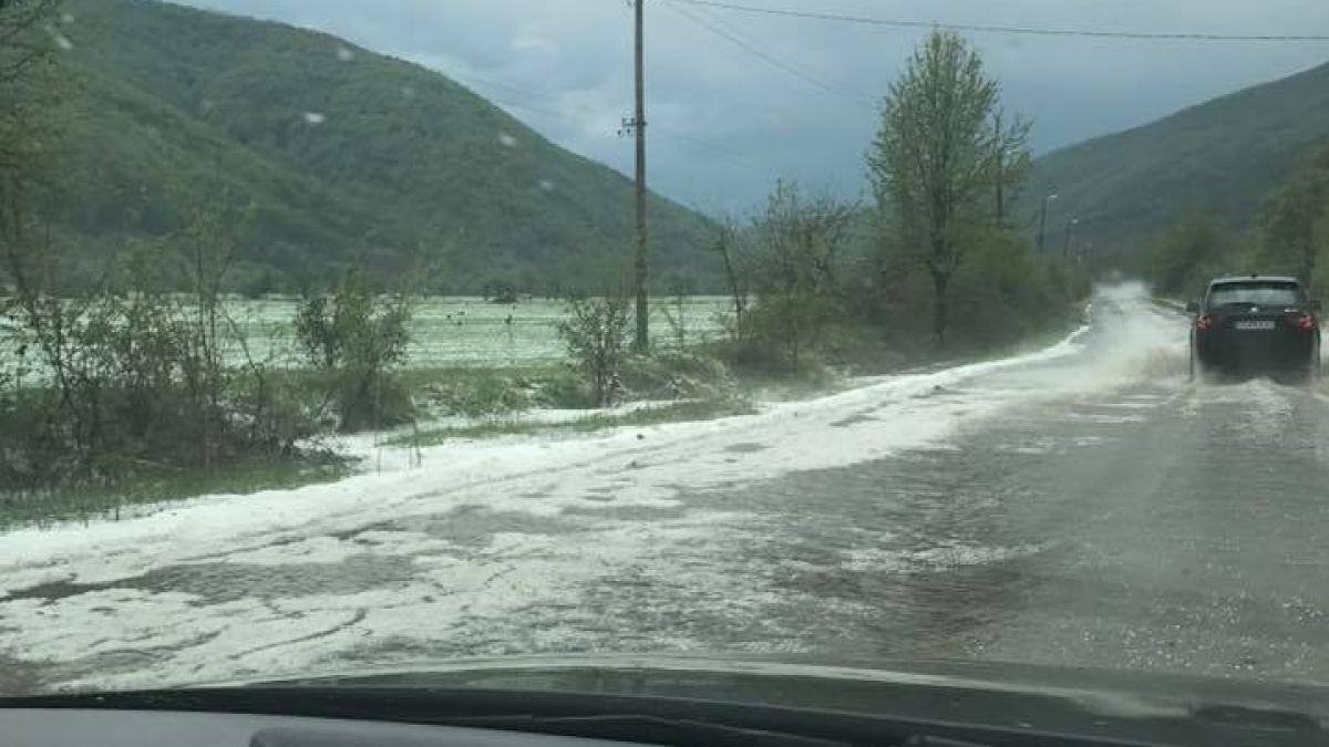 Очевидка пред БЛИЦ: Толкова градушка се изсипа край София, все едно сняг е паднал (АПОКАЛИПТИЧНИ СНИМКИ)