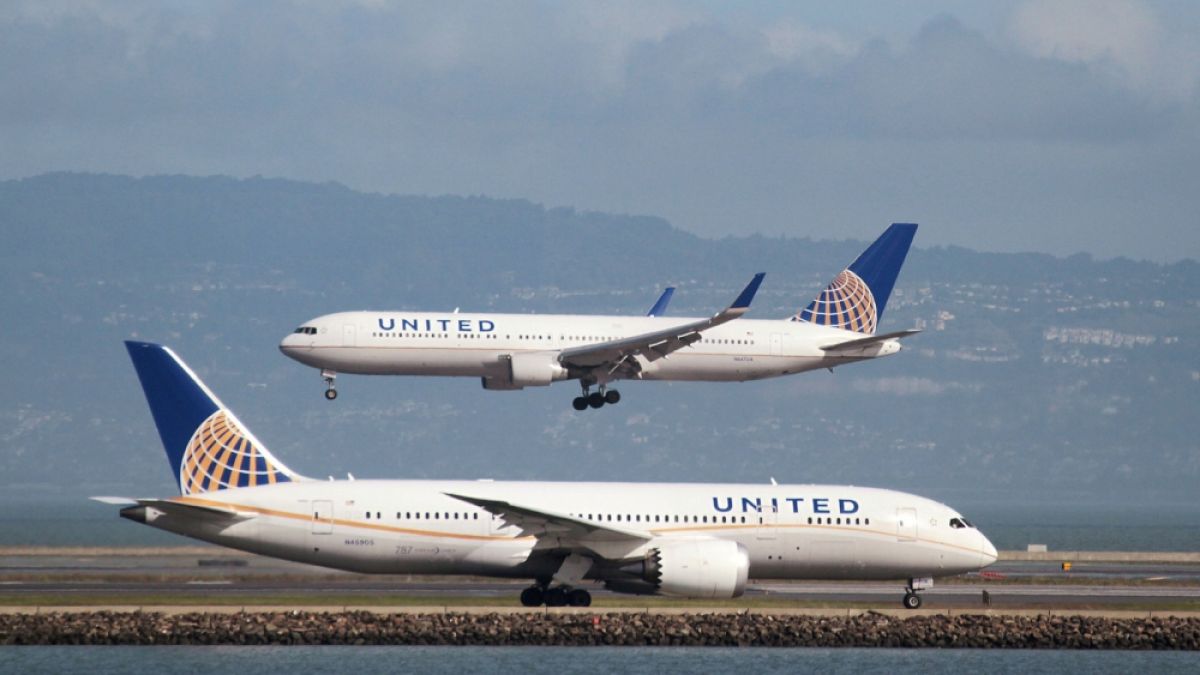 United Airlines в пореден скандал: Сега изхвърлиха младоженци от самолета!
