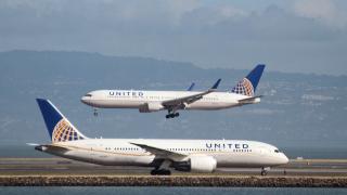 United Airlines в пореден скандал: Сега изхвърлиха младоженци от самолета!