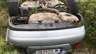 Пътните мелета не спират! Кола се обърна по таван във Врачанско (СНИМКИ)