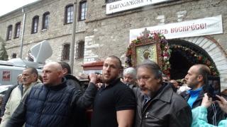 Вярващи разказаха днес за невероятни чудеса с изцеление и сдобиване с рожби благодарение на Божията майка от Бачковския манастир (СНИМКИ)