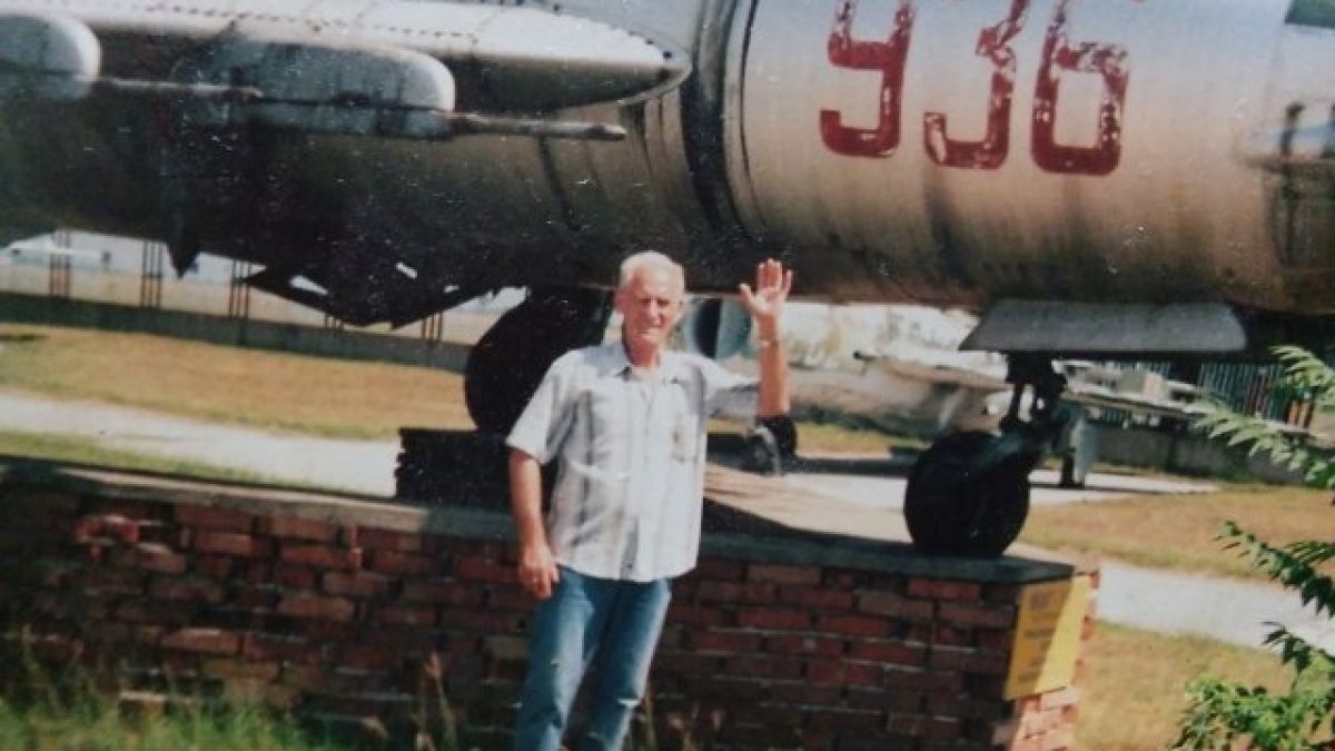 Грък от Царимир сглоби армия от близо 500 военни самолета, танкове, бронирани коли, кораби и войници (СНИМКИ)