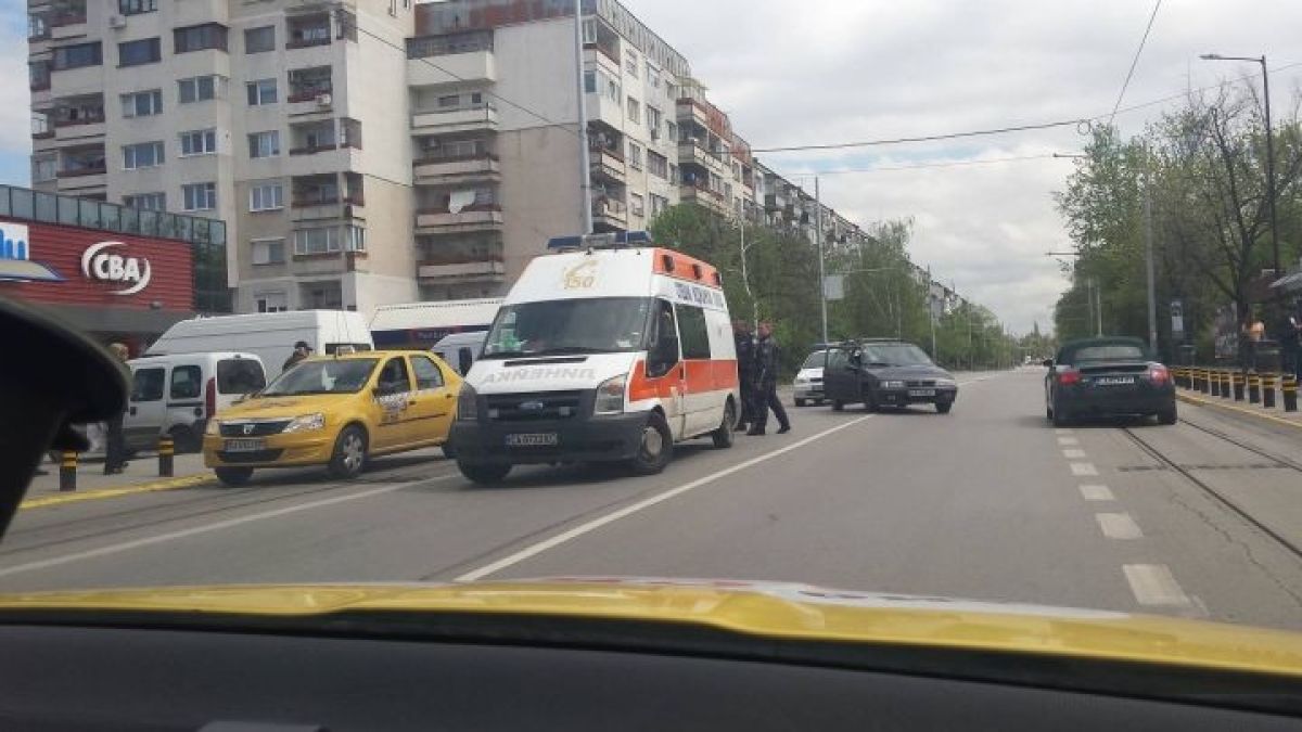 Сигнал до БЛИЦ: Кола помете брутално пешеходец в столичния "Свобода"! (СНИМКИ)