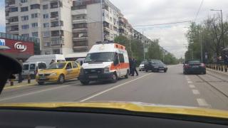 Сигнал до БЛИЦ: Кола помете брутално пешеходец в столичния "Свобода"! (СНИМКИ)