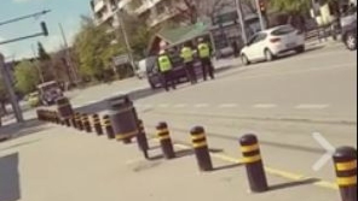 Тези полицаи взривиха интернет с действията си (ВИДЕО)  