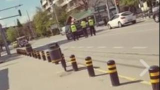 Тези полицаи взривиха интернет с действията си (ВИДЕО)  
