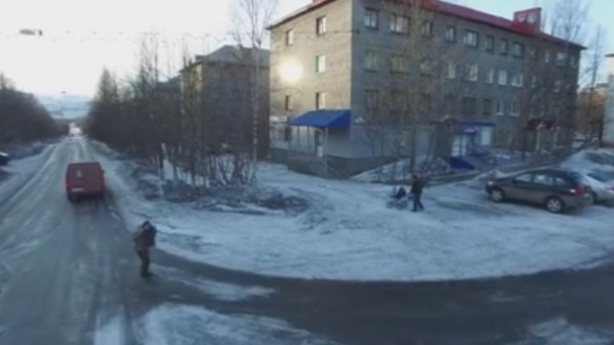 Изплашен руснак атакува дрон с въображаема граната (ВИДЕО)