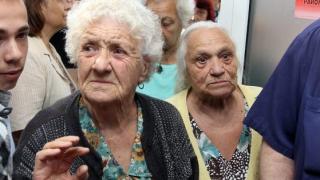 Пенсионери се бият за парно в Перник